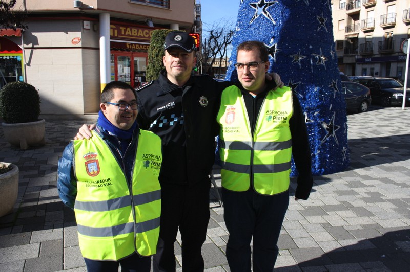 jefe-policia-con-dos-de-los-tres-usuarios-del-programa