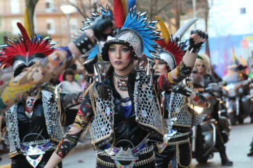 Cerca de mil participantes preparan el desfile inaugural del Carnaval rodense