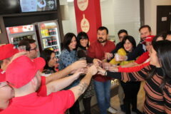 Juan Ramón Amores desea un futuro próspero a la nueva plantilla de Telepizza en La Roda