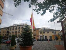 Las banderas de La Roda ondean a media asta en señal del luto nacional