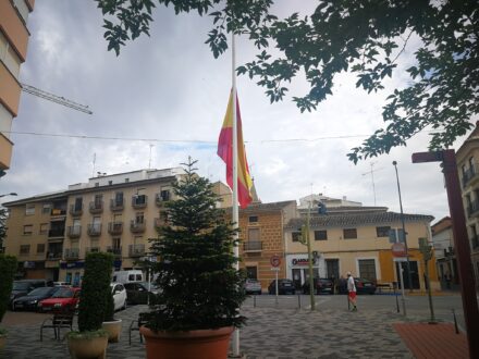 Las banderas de La Roda ondean a media asta en señal del luto nacional