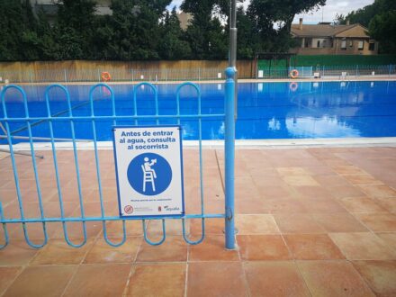 La Roda estrena una piscina de verano más accesible
