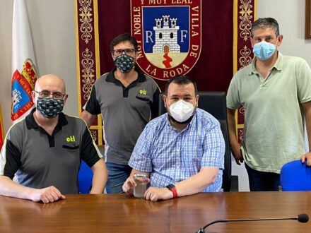 Juan Ramón Amores se reúne con la empresa que ya ataja de raíz la plaga de mosquitos