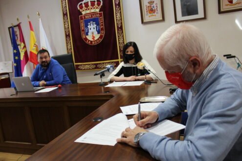 Juan Ramón Amores firma los convenios con Adelante, ARCO y dos colaboraciones con Parkinson y Cruz Roja