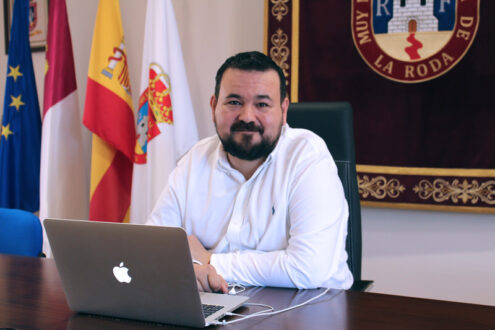 Juan Ramón Amores confirma que la rehabilitación de las viviendas sociales han comenzado