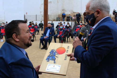 Juan Ramón Amores recibe a los karatekas concentrados en La Roda este fin de semana